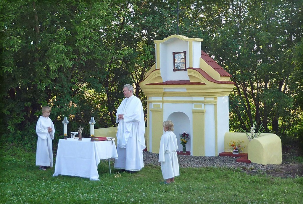 Messe mit Pater Vilém am Bildstock in Klutschkau (Foto: Heidmar Schindler)