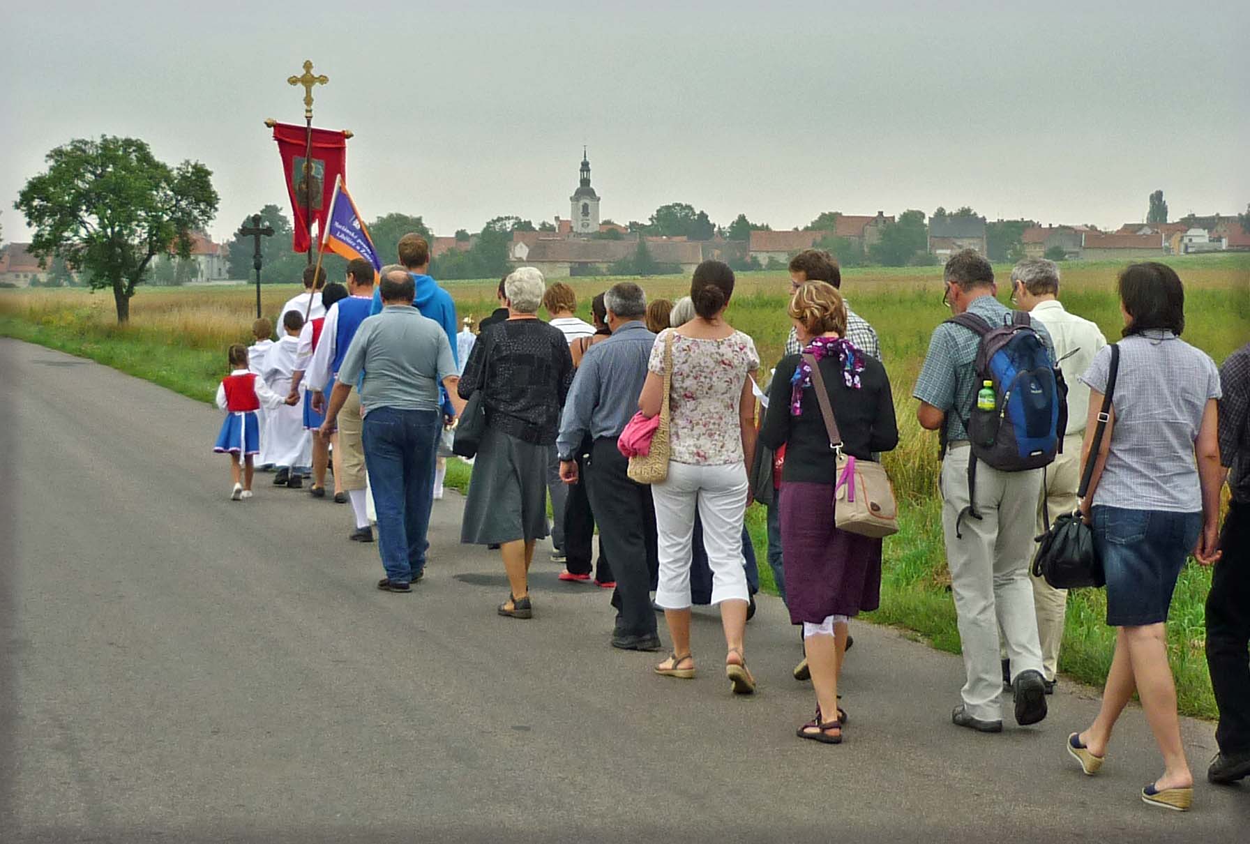 Prozession mit Blick auf Liebeschitz (Foto: Heidmar Schindler)