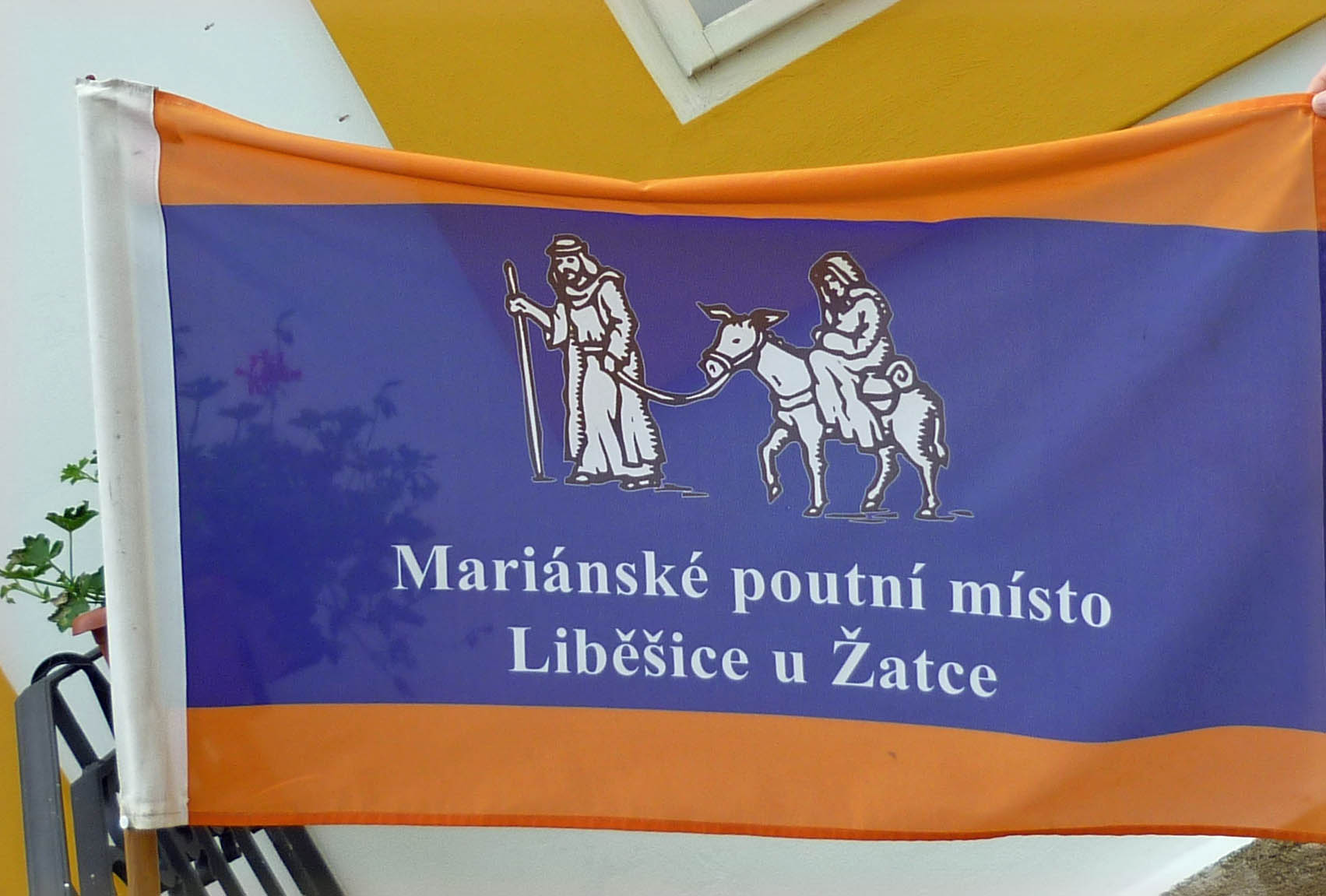 Wallfahrerfahne mit der Aufschrift „Marien-Wallfahrtsort Liběšice u Žatce“ (Foto: Heidmar Schindler)